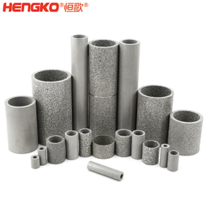 燒結不銹鋼濾管筒 如果您對燒結不銹鋼濾管筒有任何疑問,您會在這里找到答案。 一、什么是燒結不銹鋼濾管筒? 是通過加熱或加壓的燒結工藝制成的特殊金屬管。根據您需要的金屬類型,可以選擇燒結不銹鋼金屬管、燒結銅金屬管或燒結青銅金屬管。 二、燒結金屬管有哪些用途? 1.食品和飲料行業:防止食物營養成分被沖走,還可以過濾掉污染物。 2.水力發電廠為您工廠的渦輪機提供動力。保持電力循環生產。 3.天然氣生產廠可以捕獲氣體中的小污染物。 4.化學加工工業過濾掉有害污染物,提高化學產品的效率。 5.石油工業消除污染物來提高石油產品的純度。 6.醫藥行業去除藥品中的污染物,并提高藥用價值 三、燒結金屬管的優點是什么? 1.材料堅固形狀靈活 2.良好的滲透性 3.多種孔隙分布 4.性能穩定可以應對來自各種流體的高壓而不會變形。 5.機械強度高可以在高溫高壓等極其惡劣的環境中使用。 6.可以調整孔的大小 7.耐腐蝕和熱沖擊 8.設備易于清潔,無需長時間關機。 四、選擇燒結金屬管時要注意以下幾點: 優質材料、溫度范圍、微米變化、耐腐蝕、納污能力、機械強度 需要的高強度(恒歌316不銹鋼濾管正反向流動中提供相同的強度) 燒結金屬管的工作原理 五、什么材料可以制造燒結金屬管? 1.燒結不銹鋼:高機械強度耐腐蝕,在高壓高溫中高效運行不會損壞; 2.銅粉末燒結管屬不銹鋼替代品,耐腐蝕且經濟實惠,但耐溫和強度較差; 3.鎳合金,適用于極端工作條件的燒結金屬管。 注:燒結、固化、退火有以下幾個方面的比較: 1.燒結:這是一種熱處理方法,會使粉末狀物質形成整體材料,利用粉末中單個粒子之間發生的擴散。可以固態和液態下發生。 金屬粉末 2.養護:是用來加速化學反應的技術,適用于高分子及高分子材料復合。當熱固性聚合物在室溫下無法在合理時間內固化時,您將使用固化爐應用高溫來實現固化過程。 (例如,當您將預浸碳纖維覆蓋在模具上時可以固化它,使它保持模具的形狀,單體會在固化溫度下迅速反應,從而形成熱固性聚合物,使預浸墊物質變硬。) 3.退火:是一種熱處理技術,用于使用非常高的溫度來減輕物質的應力,降低處理物質中原子間鍵內的內應力和整體彈性能。此外,它是指金屬熱處理、高性能聚合物和陶瓷玻璃的術語。 (例如,您可以將冷軋鋼坯退火,制成另一種產品,當內部應力不推薦時,例如在進行機加工之前,您可使用此過程,機械加工通過去除材料來改變內應力的分布。 六、有哪些類型的燒結金屬管: 1.燒結多孔金屬管金屬管上的孔有助于過濾過程,運營成本低,但由于表面積小效率較低。 2.褶皺燒結金屬管表面積大于多孔金屬管,過濾效率高,但成本也高。 七、能清洗燒結金屬管嗎? 建議定期清潔設備上累積的污染物提高效率,確保其經久耐用并發揮最佳性能,延長使用壽命。 在 Hengko我們將幫助您獲得合適的燒結不銹鋼濾管筒以滿足獨特的應用要求。您有任何疑問,請隨時聯系我們的團隊。m.breitling-jendayi.cn